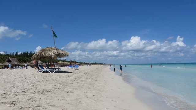 Blauer Himmel und Sandstrand mit Sonnenschirm in Varadero